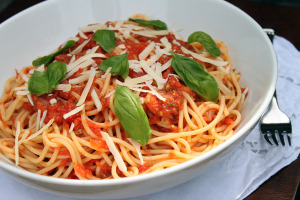 MEDIUM-spagetti-herb-tomato-sauce